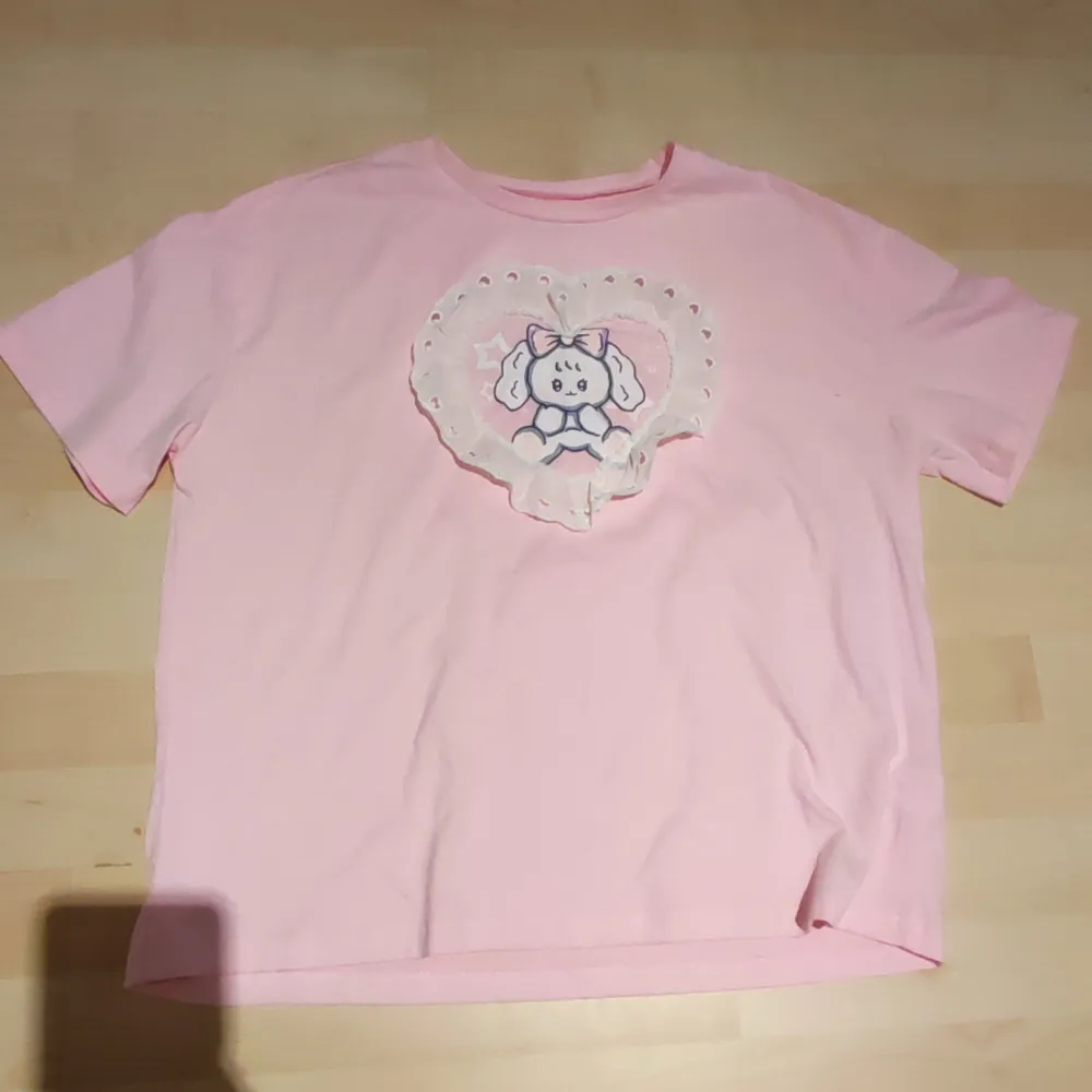 Ny och oanvänd rosa kawaii blus med volang. T-shirts.
