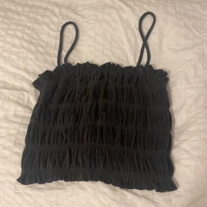 Linne🖤 - Ett svart/grått linne med handuksmatrial man kan även ta bort banden!🖤så man kan ha den typ som en tubtop🖤