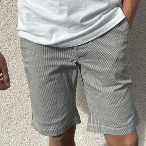 Supersnygga vitblårandiga herrshorts från Jack & Jones! Knappt använda. Storlek S, modellen brukar bära M. Skriv till mig vid frågor eller om du vill se fler bilder🫶🏻