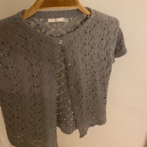 Stickad topp  - Grå stickad topp från Åhléns barnavdelning, i storlek 134-140 men jag som är XS-S kan ha den helt utan problem. 