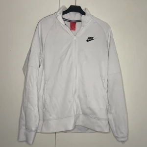 Nike träningströja  - Nike träningströja som har blivit för liten för mig. Den är använd men har inga synliga defekter  Storlek: M