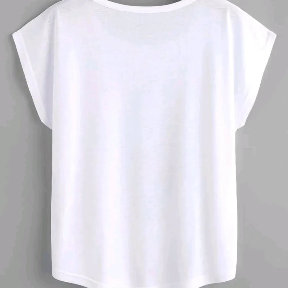 Enkel vit blus med korta ärmar med vackert tryck.  Lite använd men i mycket fint skick.. T-shirts.