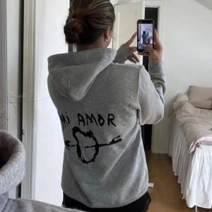 Säljer denhär svin snygga mi Amor hoodien i nyskick💗 köpt på Zalando för 1500 den är kvar så länge de inte står att den är såld☺️ man kan köpa dirket postar inom 24 timmar