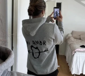 Mi Amor hoodie  - Säljer denhär svin snygga mi Amor hoodien i nyskick💗 köpt på Zalando för 1500 den är kvar så länge de inte står att den är såld☺️ man kan köpa dirket postar inom 24 timmar