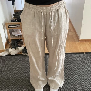 Beiga wide leg linnebyxor - Supersköna wide leg linnebyxor som tyvärr är lite långa på mig. Står att de är XS/S men passar större storlekar 🌻 Köpare står för fraktkostnad