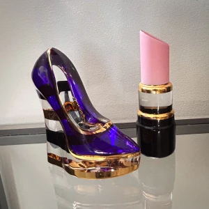 Kosta Boda Make Up - Kosta Boda läppstift och sko  Båda är 13cm 250kr styck  En pytteliten reva på läppstiftet, zoomat in på andra bilden. 