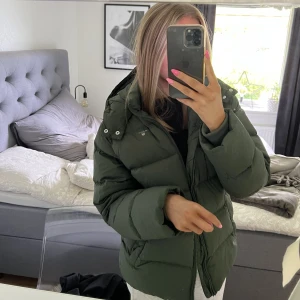 Mörkgrön vinterjacka  - Jätteskön och mysig dunjacka från Gant. Endast använd några enstaka gånger, är därmed i fint skick. Köptes för 2000kr. Står att det är storlek 170 i jackan men den är som en Xs/S