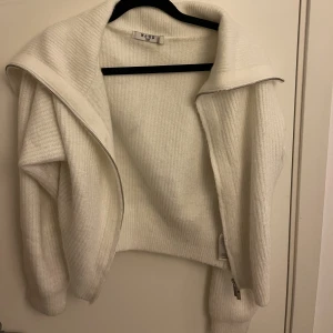 Kofta  - Säljer nu min tvärmysiga kofta som även funkar som tröja💕den är vit, fluffig och mjuk från nakd. Ord pris 499 kr säljer för 200 kr