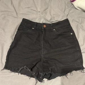 Hm jeansshorts  - Sitter väldigt fint och är väldigt bekväma 