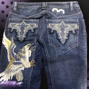 Broderad Y2K Bootcut Jeans - Säljer dessa EXTREMT snygga och unika jeans som man kan hitta coola broderad design överallt på. Hög kvalitet och som ny, dessa jeans är absolut galna🔥 Midja: 42cm Innerben: 83cm Ytterben: 107cm