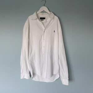 Ralph Lauren skjorta M - Säljer denna snygga Ralph Lauren skjorta i 100% Bomull | Skick: 8/10 | Nypris: 1700 kr | Mitt pris: 449 kr | Hör av er vid minsta fråga eller fundering :)