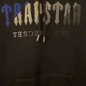 Billig Trapstar hoodie i storlek m. Den finns i sin originala påse har inte tagit på mig den alls. 