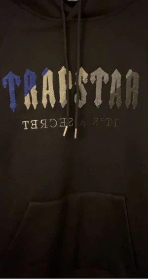 Trapstar hoodie - Billig Trapstar hoodie i storlek m. Den finns i sin originala påse har inte tagit på mig den alls. 