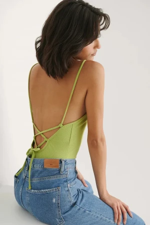 Jättefin body från NA-KD  - Så fin body som är sparsamt använd. Nypris är 229kr, den gröna färgen är slutsåld. 