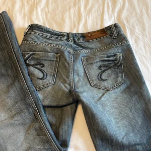 Low rise Jeans - Hej! säljer dessa snyga low rise jeans då dom är för små för mig. ❤️