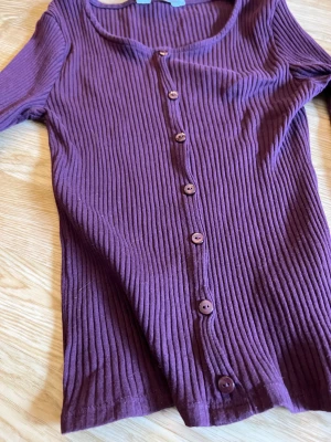 Vinröd tröja med knappar  - Superfin men kommer inte till användning