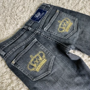 Victoria Beckham jeans - Säljer dessa Victoria Beckham jeans. ❤️Lågmidjad och bootcut modell med guldiga kronor på bakfickan. Innerbenslängd: 78cm. Midjemått tvärs över: 36,5cm. För referens så är jag 165.  Köpare står för frakt. 🫶  