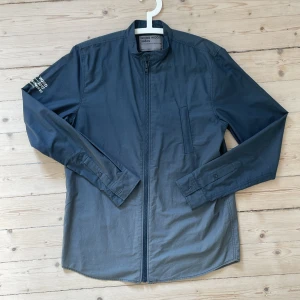 WOOD WOOD Jacka - WW index Spring/Summer Seventeen Archive 01 (Karl Shirt) En ovanlig jacka från WW’s limiterade kollektion för att fira deras 15-årsjubileum. Väldigt bra skick! Skriv för fler bilder😁