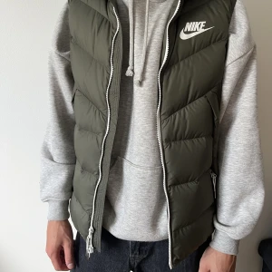 Nike väst - Säljer nu min Nike väst. 10/10 i skick och knappt använd. För mer frågor är det bara att skriva i dm🔥 