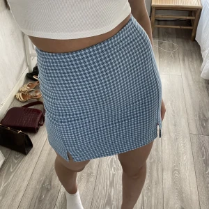 Brandy Melville Kjol - Kjol från brandy melville, använd fåtal ggr och passar mig som bär XS. Storlek one size ✨