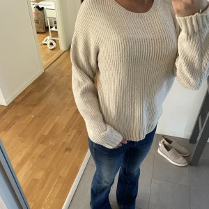 Stickad tröja  - As skön och mysig stickad tröja perfekt nu till hösten. Verkligen jätte skönt material.💘