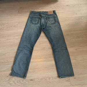 Vintage Levi's jeans i modell 501 Storlek 31x34