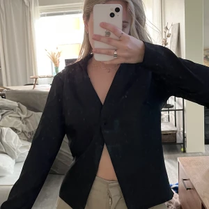 Topp - Satin topp med en knapp