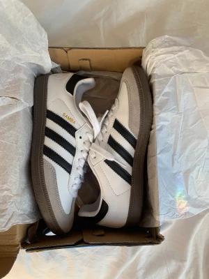 Adidas samba - Är lite osäker på om de är äkta eller inte därav priset. Endast testade, strl 37 1/3 men skulle säga att de är ganska små i storleken❤️