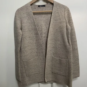 Kofta - Beige kofta med fickor från ginatricot i storlek S. Nyskick, använd en gång.