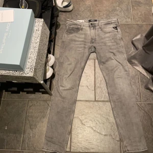 Replay Anbass  - Riktigt snygga och fräscha gråa jeans från Replay i nyskick