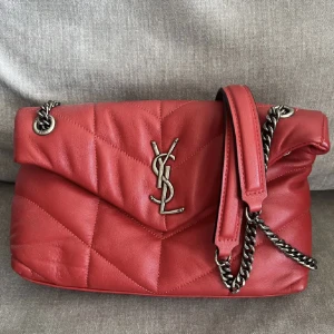 YSL-väska - Jättefin väska från Yves Saint Laurent.  Helt ny, aldrig använd, inga skador! Köpt för 7 månader sen second hand, och har därför inget äkthetsbevis, så därav det väldigt billiga priset! (Ser iaf ut precis som en äkta).