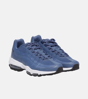 Nikeskor - Oanvänd. Finns i flera storlekar, skriv om intresserad. Finns förmodligen i din storlek.