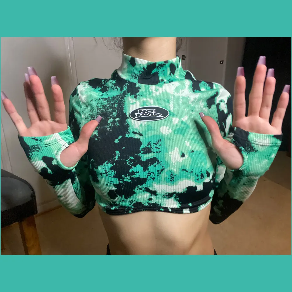 Långärmad croptop köpt från H&M aldrig använd (H&M X NO FEAR) finns inte att köpa längre💅🏻 Cool neon grön färg m.m, skitsnygg rave topp om något 🥵 No Fear är ett märke som var populärt mitten av 90 talet och tidigt 2000⭐️ . Toppar.