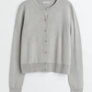 Hm kofta - Så skön finstickad grå kofta som passar till allt och kan användas både ensam eller med något under! Så bra att ha nu i höst. Nypris är 179 och den är slutsåld på hemsidan. Nyskick