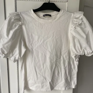 Topp - Vit topp med puffärmar från zara i storlek S