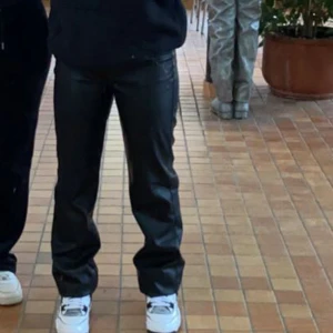 Straight leg skinbyxor - Säljer dessa skinbyxor från bikbok då jag gått ner i vikt och de blivit för stora på mig. Finns inget slitage.