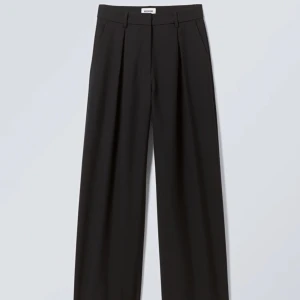 Lösa midrise kostymbyxor - Jättefina löst sittande kostymbyxor från weekday, knappt använda originalpris 700kr. Pris kan diskuteras