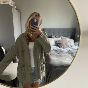 Tunnjacka - En skit snygg jacka/kappa i linne med en mörkare olivfärg från Kappahl😍😍