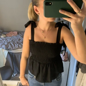 Svart topp - Superfin svart topp/linne med knytningar på axelbanden!💕 Köpt på Asos, aldrig använt✨ Storlek s