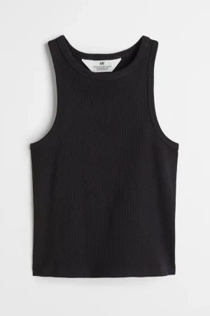 Ribbad topp (svart) - Säljer denna ribbade topp från H&M    Tröjan har används 1 gång   Inga skador/fläckar   Nytt pris 99 mitt pris 40