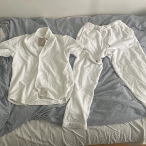 Handduks set  - Ett vitt sett som är mycket skönt. En skjorta som är i handuksmaterial samt ett par långbyxor i handuksmaterial. Väldigt snyggt och skönt, inte heller använt mycket alls.  Storlek S på skjortan och M på byxorna