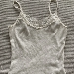 Linne med spets - Jätte gulligt linne med spets som jag köpte secondhand. Det finns ingen lapp på den💖