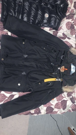 Parajumper vinterjacka  - Perfekt vinterjacka är lite större i storleken. Är en S men passar även dom med M. 