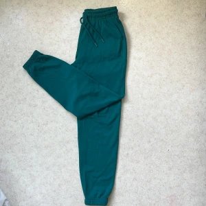 Mjukisbyxor från newyorker - Mjukisbyxor från New Yorker Använt typ en sommar. Gott skick Strlk xs