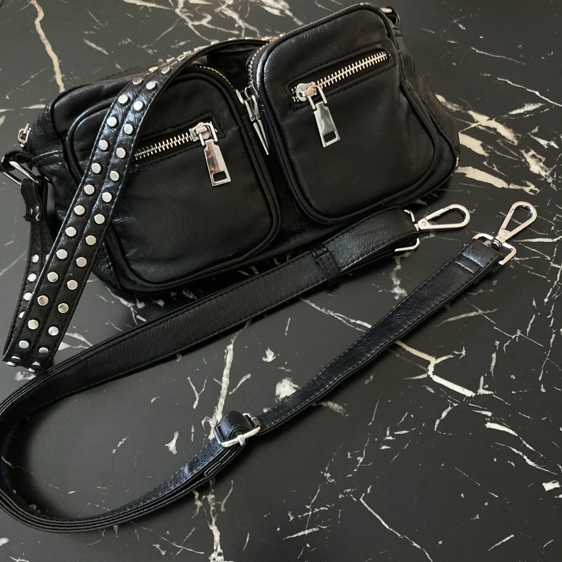 Noella Nunoo Väska Axelremsväska Svart Nitar 