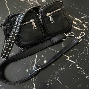 Noella Nunoo Väska Axelremsväska Svart Nitar  - Använd men fortfarande fin och förtjänar ett nytt hem, se skick på bilderna. Från Noella🖤