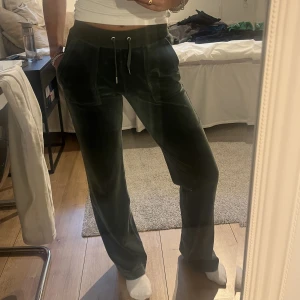 Juicy byxor Moss green - Ända defekten är att den silvriga detaljen på snöret är borta, enligt bilden💓 Annars i väldigt bra skick. Nypris 1200kr