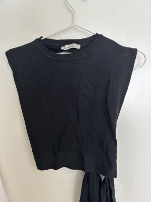 Topp - Fin topp från Chiquelle! Knytning bak och öppen rygg😍
