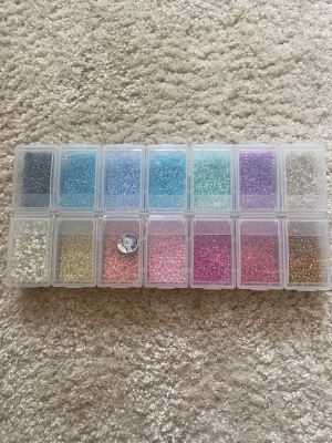 Jättesöta pärlor och tråd  - Jättesöta pärlor att göra armband ringar, halsband och fotlänkar! Ingår tunn tråd.