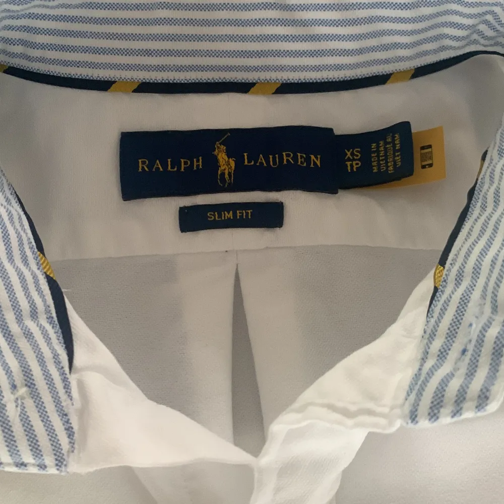 Hej, jag säljer nu min fina vita Ralph lauren skjorta med blå-vita detaljer i storlek Xs. Den har inga märken eller liknande och har tyvärr inte kvitto kvar.. Skjortor.